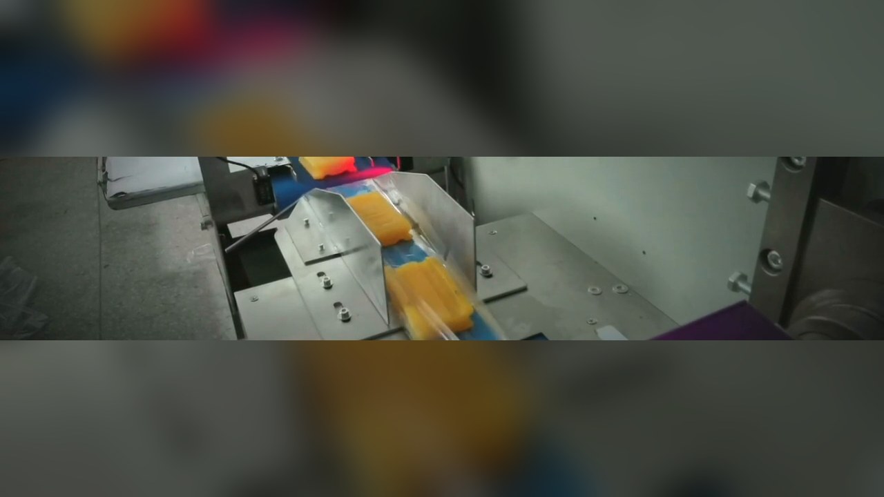 Horizontal flow wrapping machine in operation
